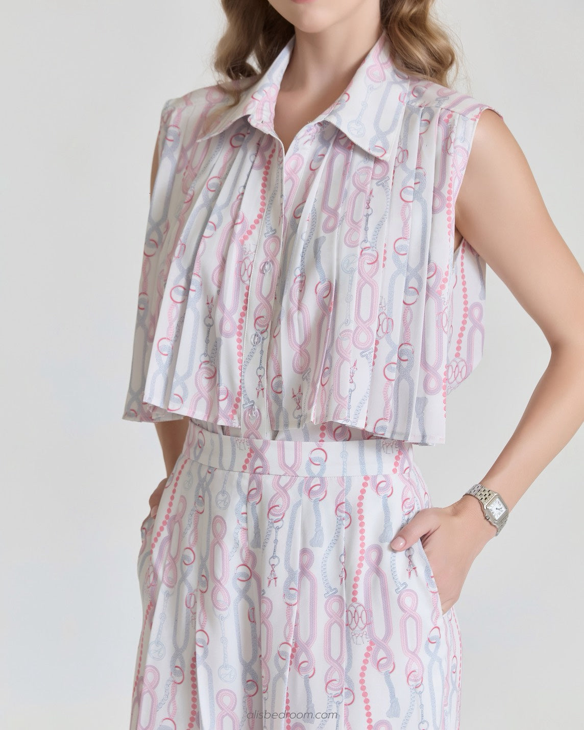 Sleeveless sweet chain shirt Drapping sweet chain trousers. (shipped on 27/07/2026 )
